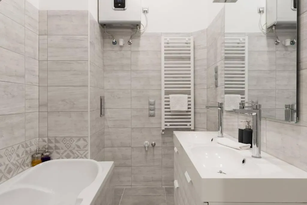 Designer Apartment On The Budapest Broadway W 2Br, Ac And Panorama Balcony