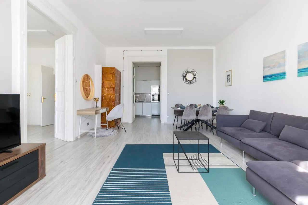 Designer Apartment On The Budapest Broadway W 2Br, Ac And Panorama Balcony
