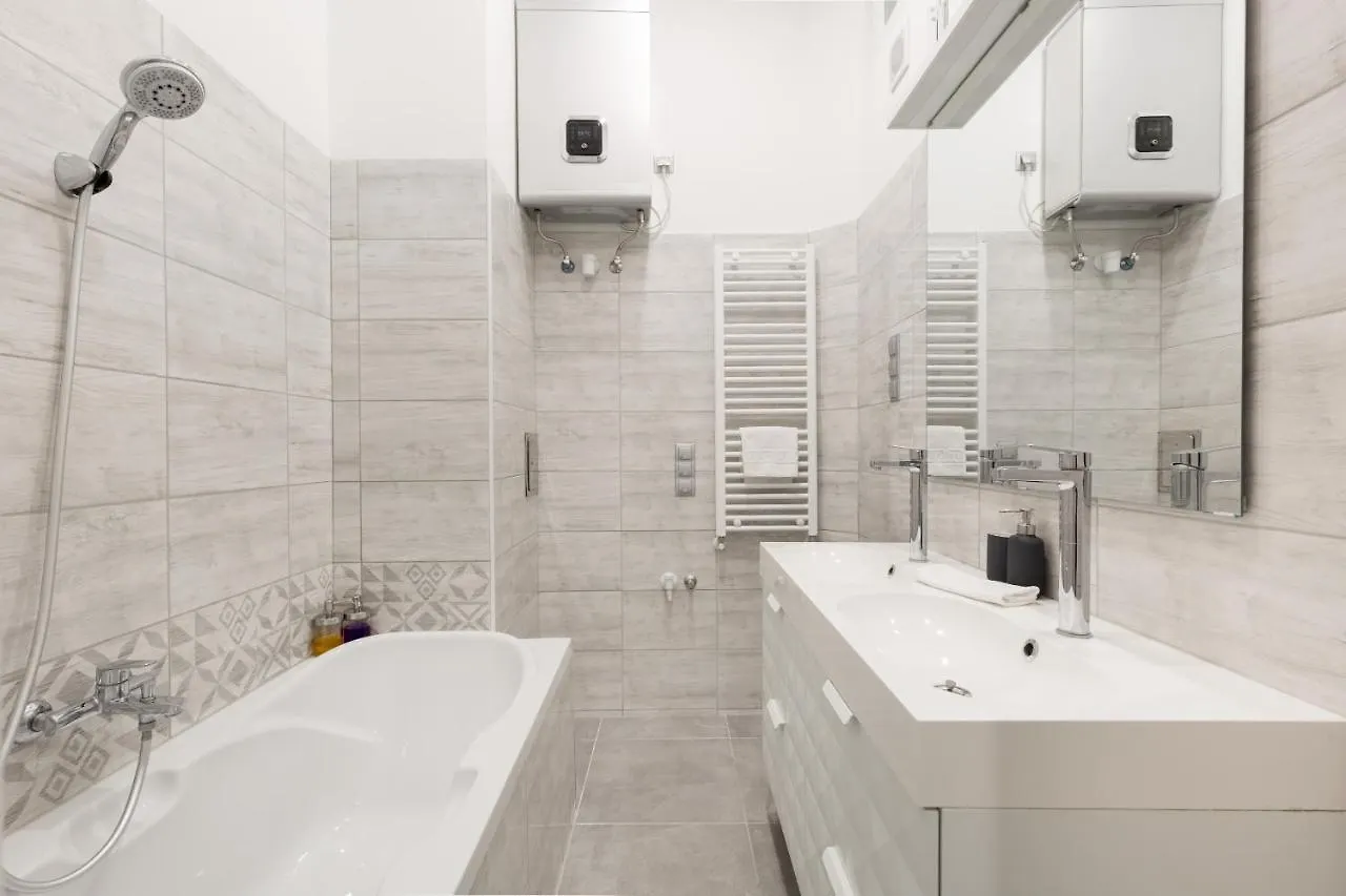 Designer Apartment On The Budapest Broadway W 2Br, Ac And Panorama Balcony