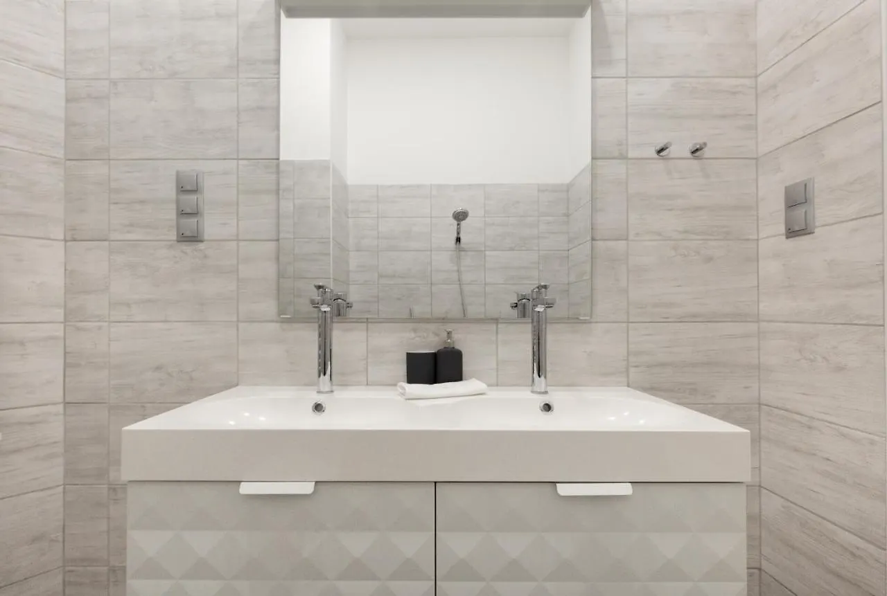 Designer Apartment On The Budapest Broadway W 2Br, Ac And Panorama Balcony